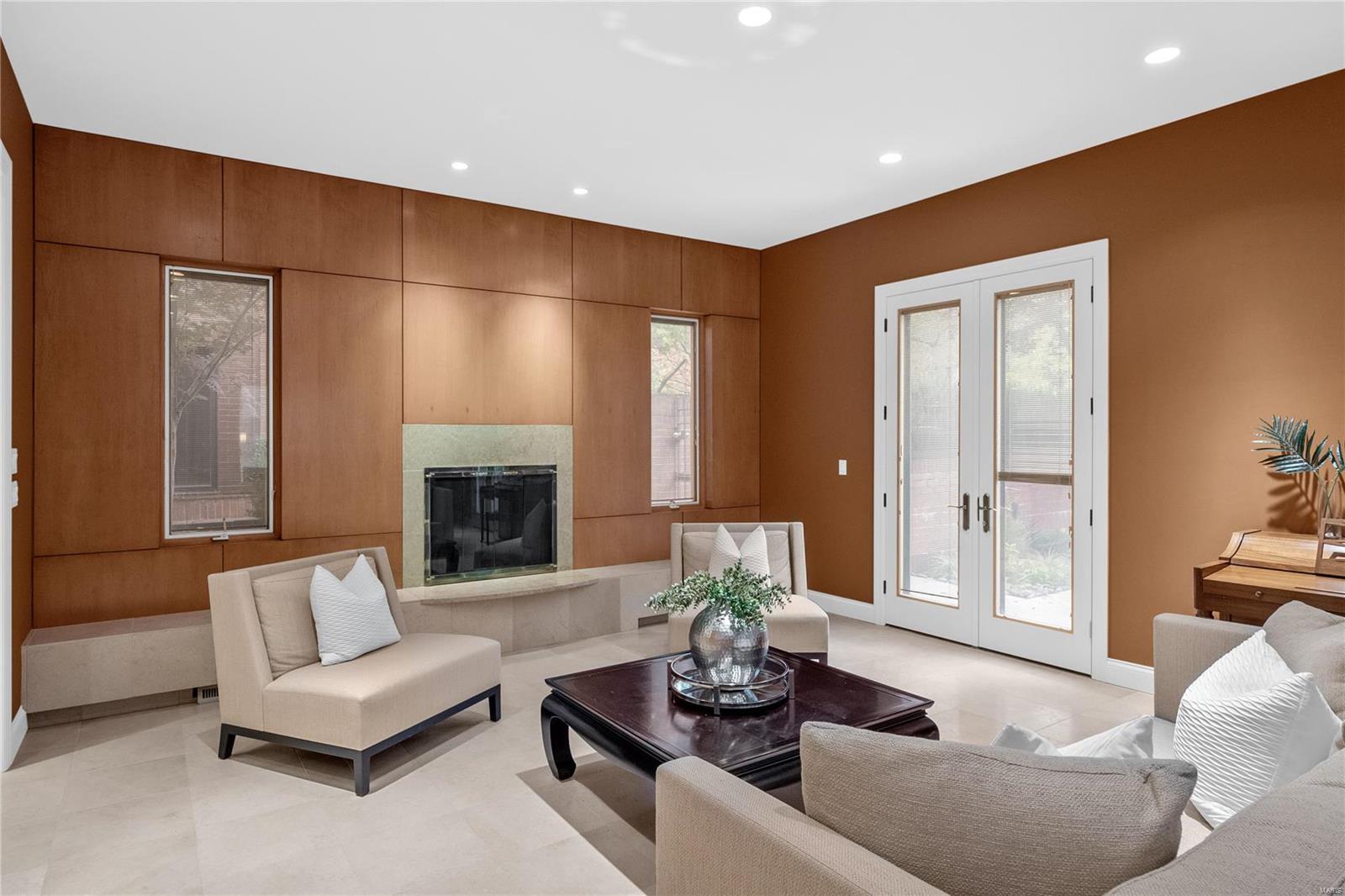 Pershing Townhomes Condo - Residential