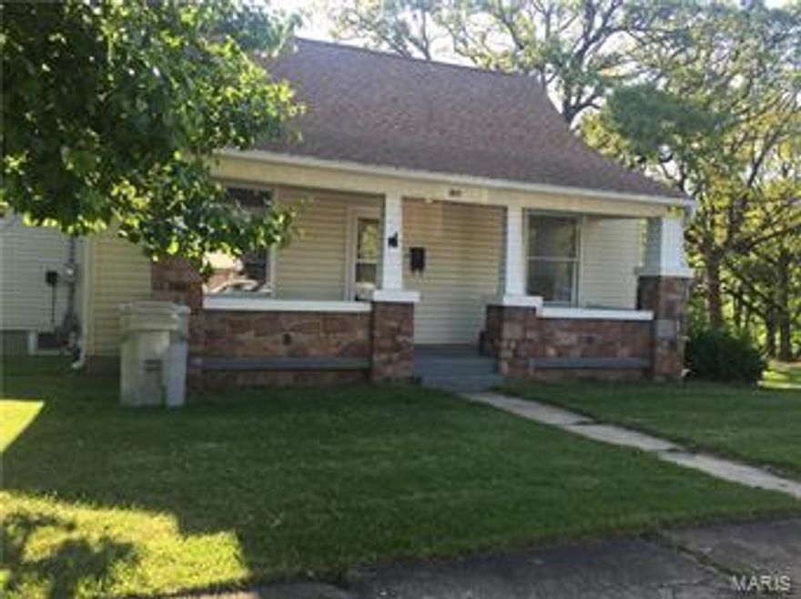 More then meets the eye with this 1 story 2 bed / 1 bath home with 1 car detached garage. All appliances included! Large back deck is a perfect place to grill while overlooking your huge fenced in back yard. This one makes for a nice starter home. Full walk out lower level with great storage space. This one makes for a nice starter home or great investment opportunity.