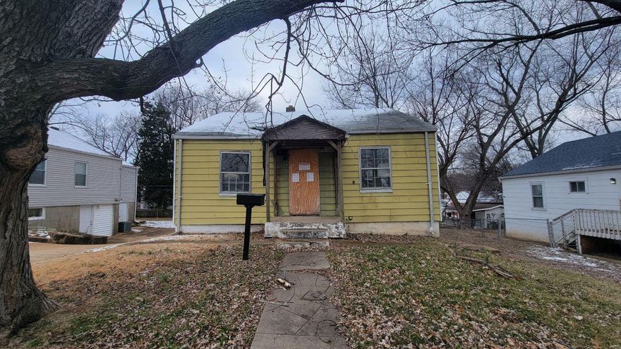 All people wanting to enter property must sign a waiver before entry. No access to be granted to any individual without agent accompanying and waivers signed.

Sold as is