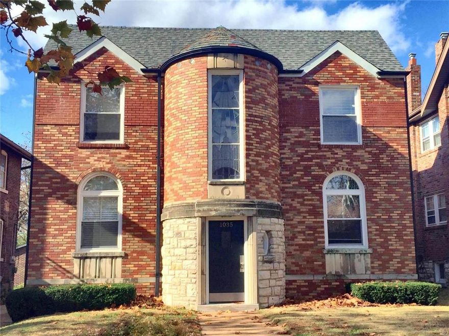 Check out this newly renovated apartment in Richmond Heights! This unit has been recently renovated top to bottom.
1 bedroom and 1 full bathroom. Architecturally pleasing historical brick building. The unit has unique arches and
charming details. There are refinished hardwoods throughout. The kitchen has new cabinets, granite tops, tile
backsplash, and stainless-steel appliances including a range, refrigerator, dishwasher and over the range microwave.
The bath has a new vanity and fixtures. There is 1 carport space for covered parking plus washer & dryer hookups in
the basement and extra storage space. Located on a tree-lined street and close to restaurants like Mike Duffy's, Q'Doba, Fozzie's and more. Maplewood-Richmond Heights Schools. Just down the street from Oak Knoll Park. Longer
leases are welcome. Hurry! Make an appointment today!