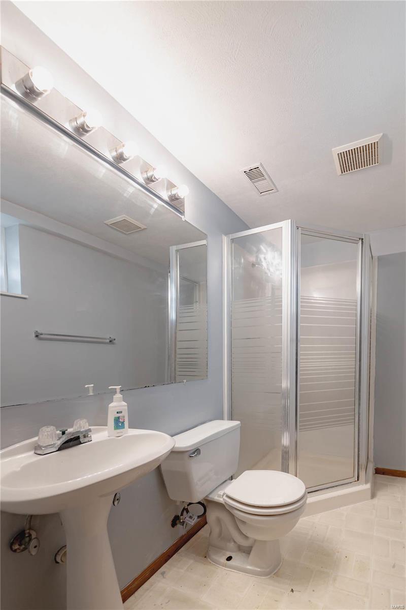 St Louis, Missouri 63131, United States, 3 Bedrooms Bedrooms, ,2 BathroomsBathrooms,Residential,Active,37727