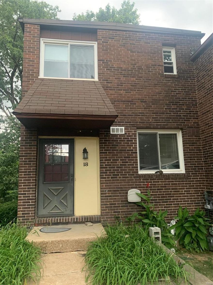 Recently updated end-unit of condo/townhouse in Ladue School district. 3 bedrooms and 1.5 baths, plus extra shower & hand-sink in partially finished walkout basement. Completely new kitchen with granite counter-tops and all new appliances. 90% furnace in 2019. Priced to sell.