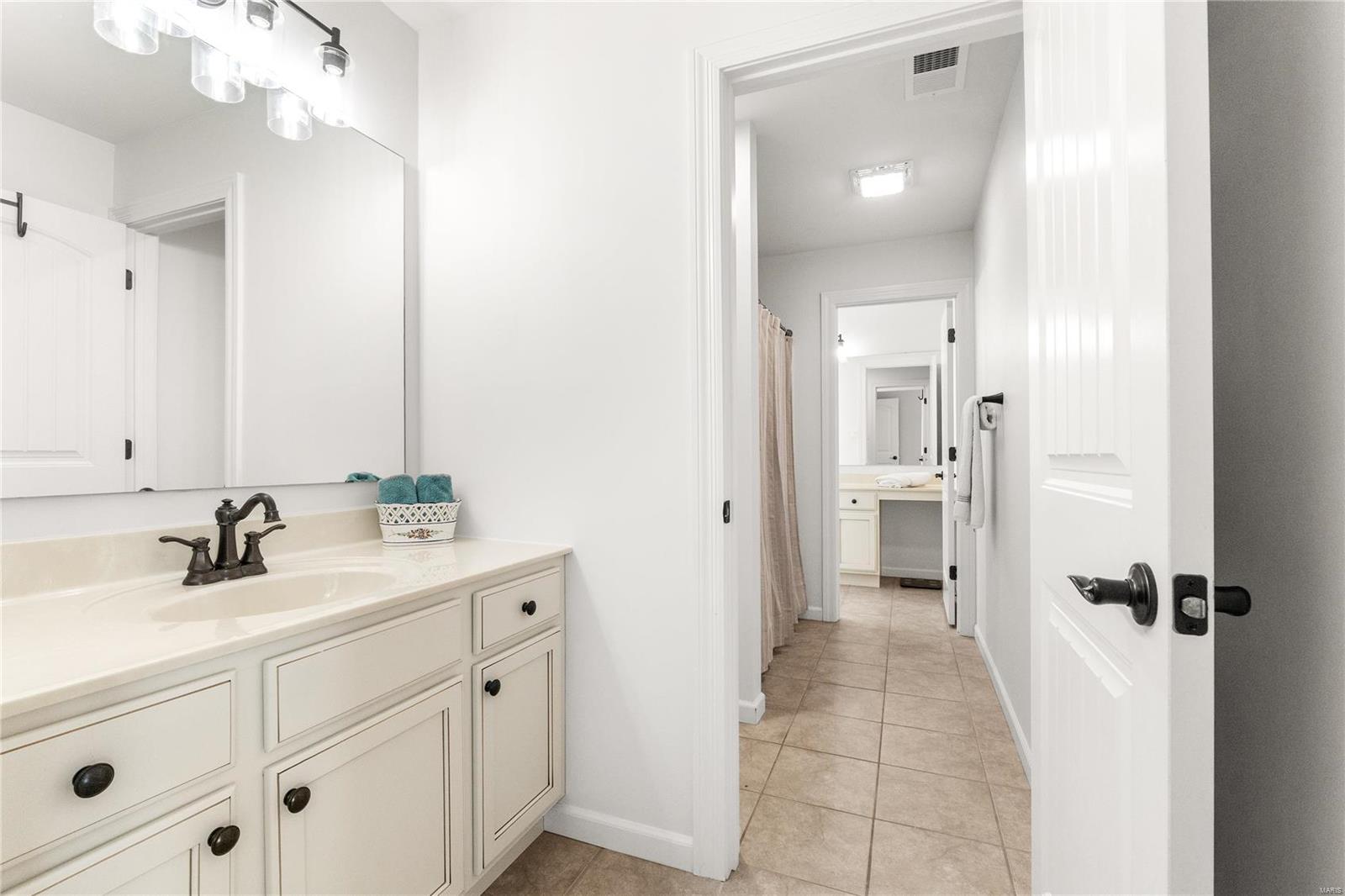 Chesterfield, Missouri 63005, United States, 5 Bedrooms Bedrooms, ,5 BathroomsBathrooms,Residential,Pending,22164