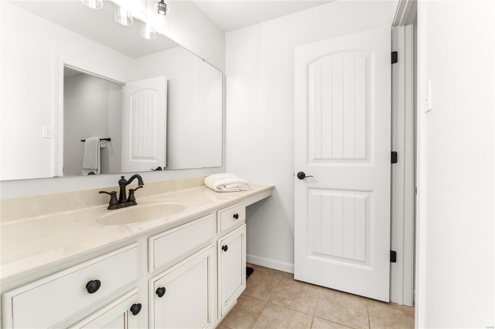 Chesterfield, Missouri 63005, United States, 5 Bedrooms Bedrooms, ,5 BathroomsBathrooms,Residential,Pending,22164