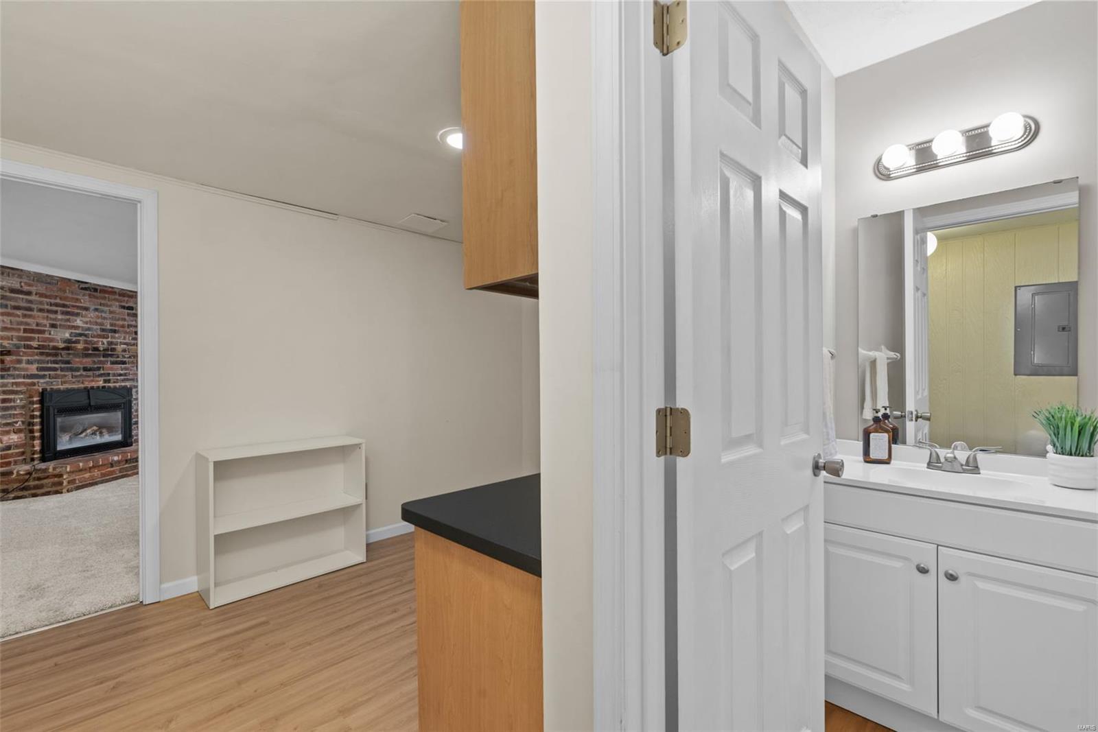 Kirkwood, Missouri 63122, United States, 3 Bedrooms Bedrooms, ,3 BathroomsBathrooms,Residential,Pending,123132