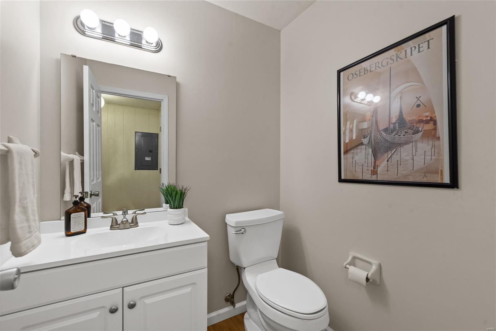 Kirkwood, Missouri 63122, United States, 3 Bedrooms Bedrooms, ,3 BathroomsBathrooms,Residential,Pending,123132