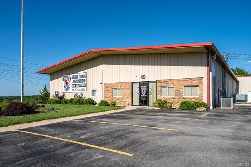 SUPER CLEAN FRESH AND SPACIOUS COMMERCIAL PROPERTY READY TO GO!  3 OVERHEAD GARAGE ENTRANCES AND A LOADING DOCK. 3 INDUSTRIAL CEILING FANS FOR EFFICIENCY IN HEATING AND COOLING.  3 OFFICE SPACES AND 2 FULL BATHS WITH SHOWERS AND LAUNDRY FACILITIES.  BRING YOUR ENTRAPERNARIAL SPIRIT AND BE SUCCESSFUL IN THE HIGH END TRAFFIC LOCATION BETWEEN WASHINGTON AND UNION. Location: Business Park, High Traffic, Industrial Park