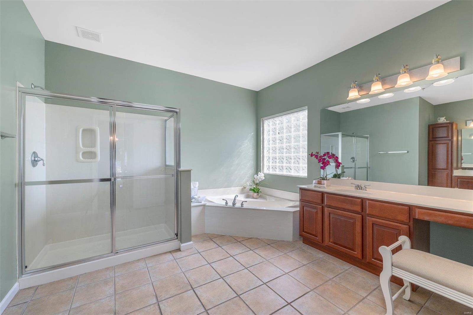 OFallon, Missouri 63368, United States, 3 Bedrooms Bedrooms, ,5 BathroomsBathrooms,Residential,Pending,44555