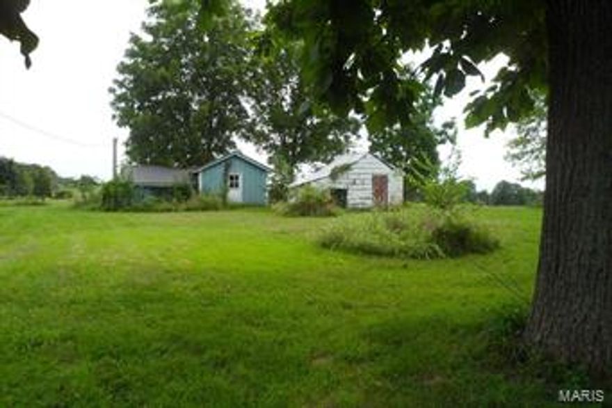 Beautiful piece of property just outside of Farmington city limits with almost ½ mile of road frontage. This 311 m/l acre piece of ground  has pastures and woods.  It’s fenced and cross fenced with a couple of nice ponds for cattle or horses.  Full brick home needs TLC.