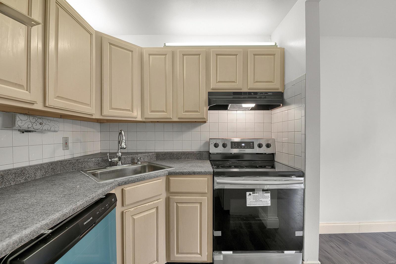 Rossridge Twnhs Condo - Residential