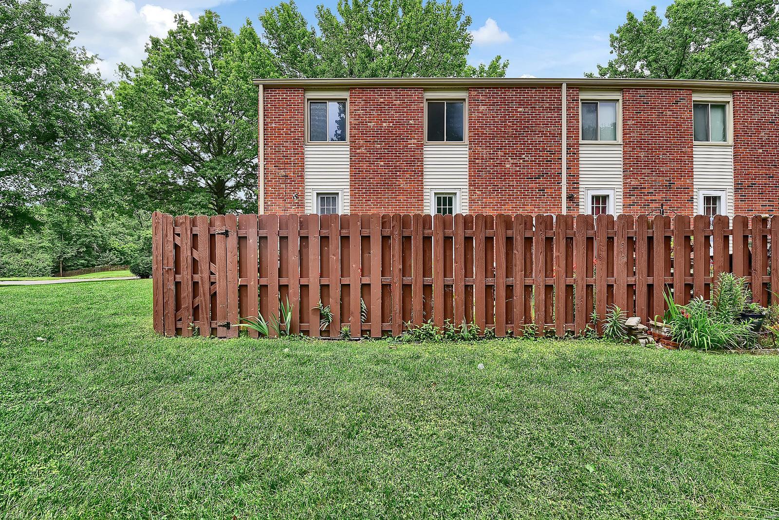 Rossridge Twnhs Condo - Residential