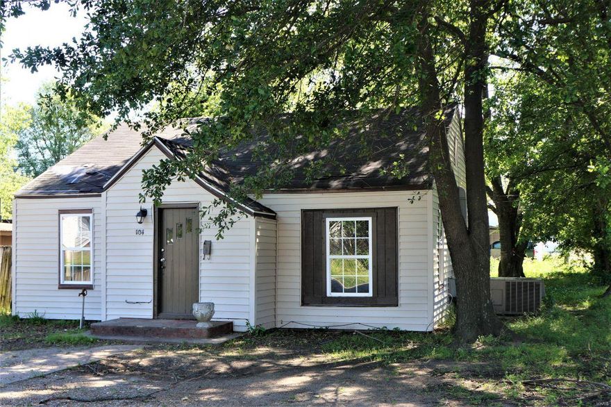 Sale Pending!! Great Investment property! Can make a nice home for downsizing or purchasing your first home. 2-bedroom 1 bath vinyl windows & located close to Kennett High School. May be purchased as a package deal with 306 N Walnut and 305 W 5th Street Kennett, MO. Lot size 52' X 135' MLS1793