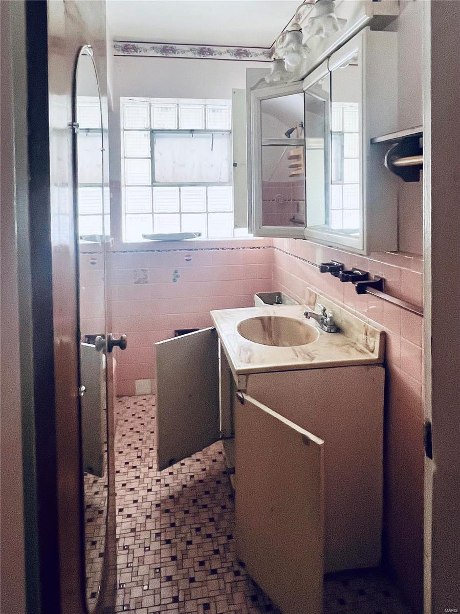 Northwoods, Missouri 63121, United States, 3 Bedrooms Bedrooms, ,2 BathroomsBathrooms,Residential,Pending,14169