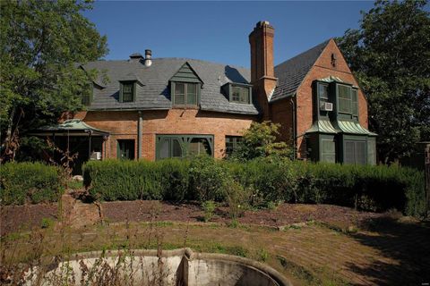 Photo of 7 Sunningdale Drive, Ladue, MO 63124 (MLS # 24070011)