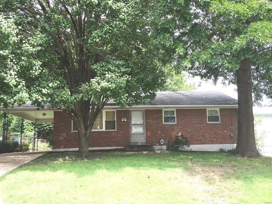 Overland ranch for rent $1000/mo. 3 bedrooms and 1.5 full bath, finished basement,recreation room.hardwood floor in main level,
nice covered carport. fencing level lot . No pet, no smoker allow. please notice security deposit $1600, tenant responsibility for all utilities included the sewer,trash,gas,electric and water.