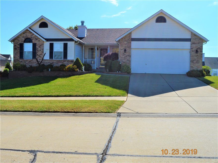 Rare find!! UPDATED ATRIUM RANCH!! your chance to get a hard to find atrium ranch home!! 3 large bedrooms, 2 full baths upstairs. The finished lower level has 1 bedroom and full bath, SAUNA, work out room his and her showers, large rec room and plenty of storage, Plenty of windows to let in natural lighting. Main floor laundry and an actual dining area. Approx. 3000 sq ft of living space!!! This is a beautiful home in sought after Bradford Place subdivision. Close to Page Ext. Very clean home!!