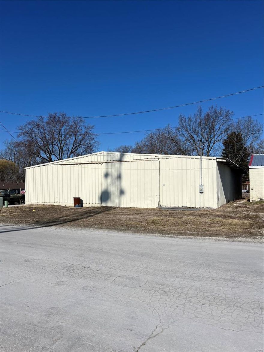Warehouse space in a convenient location come take a look! Location: City