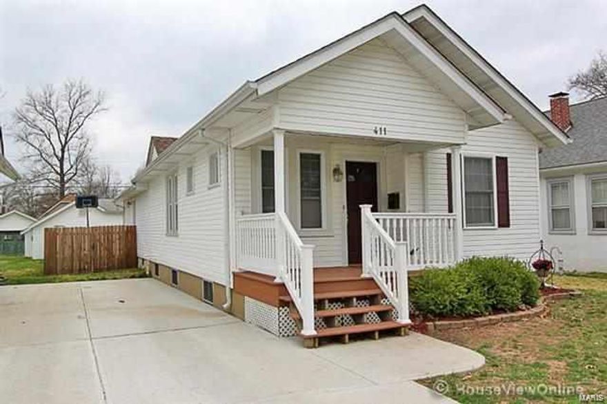 Beautiful home on the historic Mississippi Avenue in Crystal City!   This house offers 3 beds, 2 baths, main-floor laundry and open concept living area.  Master bedroom is an addition with vaulted ceiling, master bath, and walk-in closet.