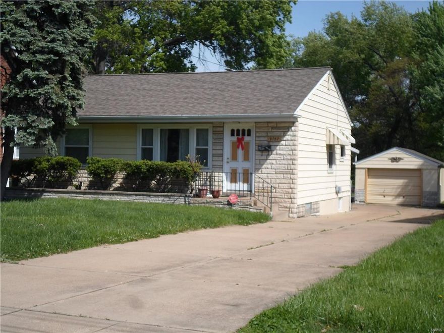 Nice property - tenant occupied on a month to month basis and is willing to stay should your buyer be looking for rental property.  MUST have 24 hour notice for showing.  Seller requires closing to take place at Investors Title Co.