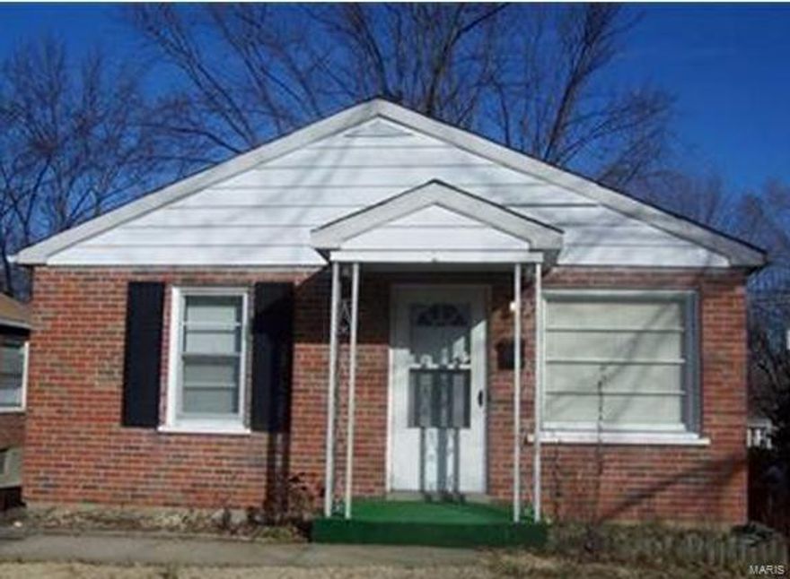 NO SHOWINGS UNTIL MONDAY SEPTEMBER 23, 2019! Adorable, full brick, 2 bedroom, 1 full bath home waiting for the perfect tenant. Convenient location, close to highways, airport and shopping.  This home some update carpet, neutral paint, separate living room, dining room and a galley kitchen with oak cabinets and gas stove.  Home also features a level backyard; see agent remarks for application details, Agent is also the owner of home.
•Move in Ready •Tenant to Pay ALL UTILITIES •Application fee is $55 per adult and $85 per couple •Security Deposit is 2 months rent depending on credit rating, held by landlord •1st Month Rent due to obtain keys •Minimum lease terms of 2-3 years •Payment in forms of Cashiers Checks or Direct Deposit •Owner is licensed agent/broker •No Smoking inside of home •Good credit & rental history with no previous evictions is REQUIRED. •Household monthly income of at least 3 times the monthly lease rate is required. •Pets negotiable •Market Rate rental property only