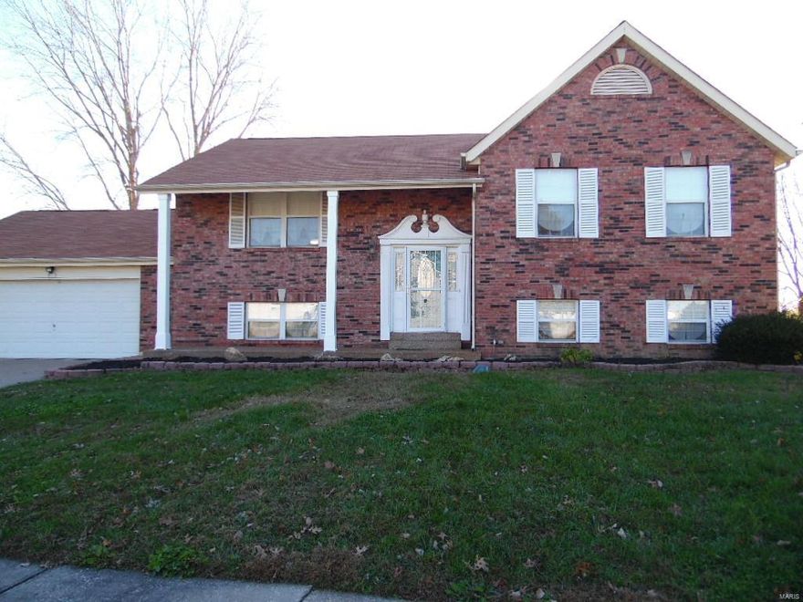 LARGE SPLIT FOYER HOME WAITING FOR IT'S NEW OWNER!!!  2,742 Sqft OF TOTAL LIVING SPACE! THE HOME HAS ALL NEW APPLIANCES AND UPDATES THROUGHOUT! PROPERTY HAS TONS OF SPACE INCLUDING FINISHED LOWER LEVEL WITH ADDITIONAL KITCHEN, REC. ROOM, BEDROOMS AND BATH. MAIN LEVEL FEATURES OPEN FLOOR PLAN WITH KITCHEN/LIVING/DINING ROOMS WITH VAULTED CEILING. THIS 5 BEDROOM HOUSE HAS A MASTER SUITE AND HALL BATH. LOWER LEVEL HAS ACCESS TO 2 CAR GARAGE AND WALKS OUT TO HUGE ENCLOSED PORCH. YOU WON'T BELIEVE THE SIZE, UNIQUE LIGHT FIXTURES, AND AMENITIES THIS HOME HAS TO OFFER! THIS IS A MUST SEE PROPERTY! SELLER WILL PROVIDE A HOME WARRANTY PLAN.

Video Tour
https://youtu.be/FDSVhRVo5ts