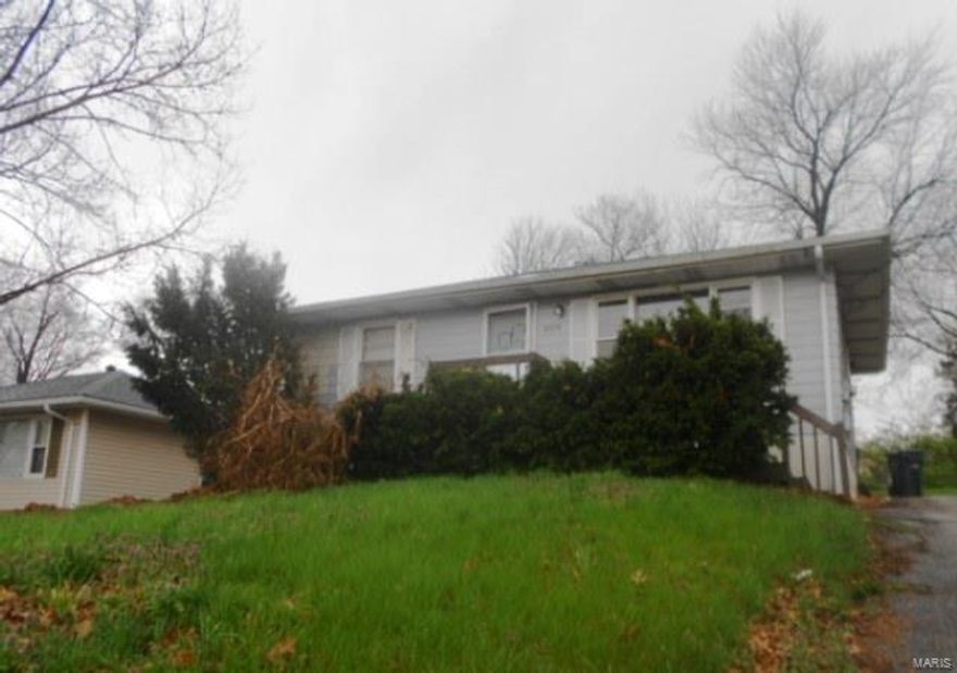 Cozy home on a hill with 2 bedrooms and 1 bathroom.  It features a basement and nice back yard.  Shop and dine nearby. SpecialListingConditions: Foreclosure