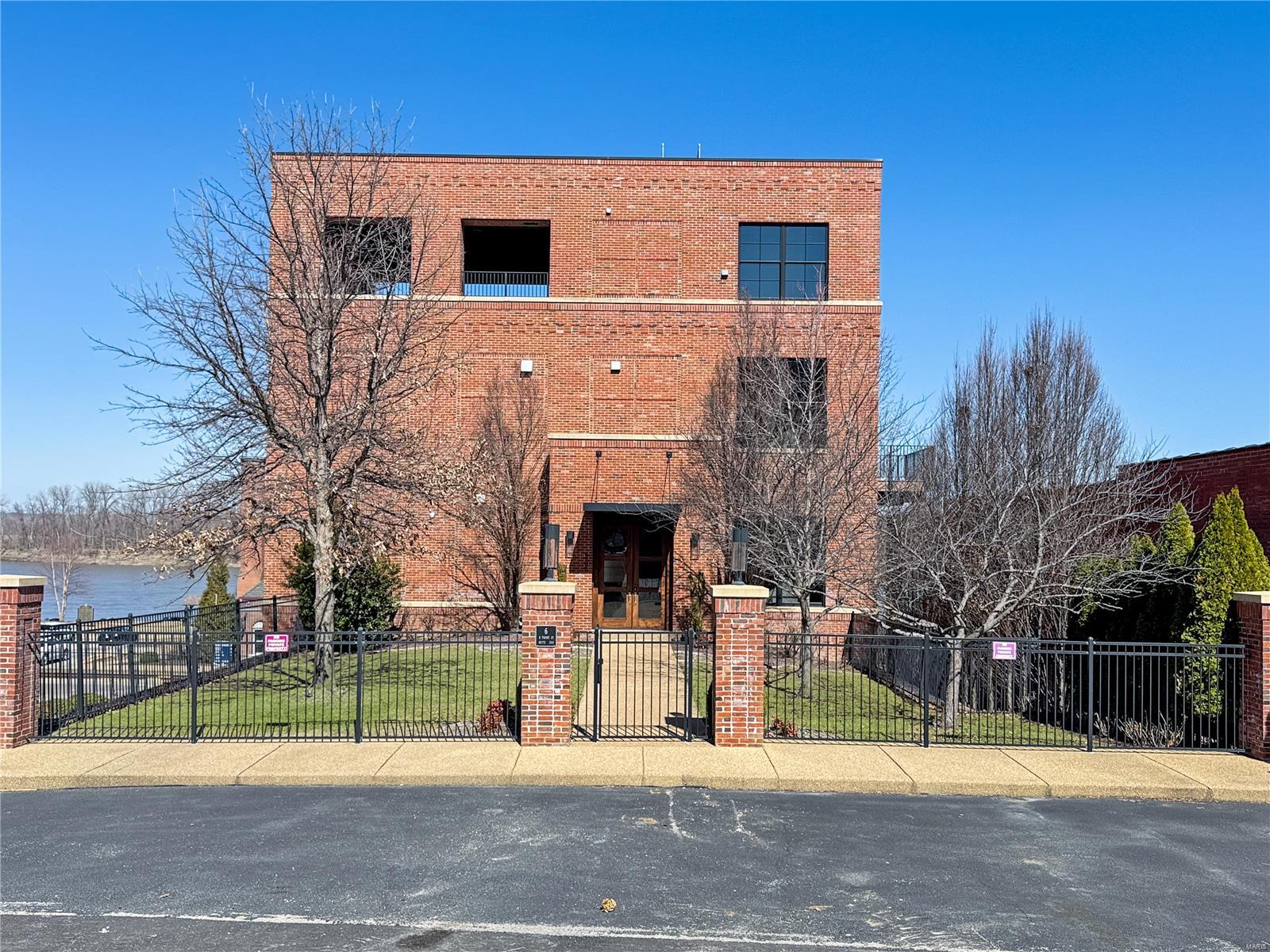 6 E Front Street 6