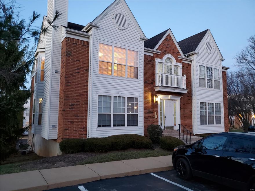 Prime location near Clayton Rd and Clarkson Rd.  Bright and spacious 2 Bedroom 2 Bath condo.  Open floor plan with vaulted ceilings.  
Great room features wood burning fireplace and beautiful wood floors.  Large dining room opens to kitchen with great counter space, plenty of cabinets and pantry.  Large Master bedroom features vaulted ceiling and en-suite bath and large walk-in closet.  Nice sized second bedroom with double closet.  Washer and dryer are included and are located off within the unit.  Secure 1 car garage under building with garage door opener. Private storage room also located at garage level.  Plenty of guest parking in front of building.  Landlord pays the condo fee which includes Trash, Water, Sewer, Snow removal, lawn and landscaping.  Pets are considered on a case by case  basis at sole discretion of landlord and would require an additional fee.  Desirable Rockwoods School District.  Great central corridor location near many restaurants, shopping and entertainment. Location: Corner Location, End Unit, Upper Level