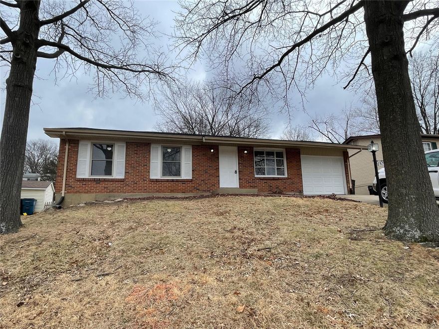 Great home in Oakville ready to lease. Lease is One Year and lease amount is 1600. monthly plus 1600. deposit. Good credit required. Pets allowed will be determined by Landlord. Home has been recently updated. New furnace and AC. Application fee is $60. for adults over 18 and is nonrefundable.