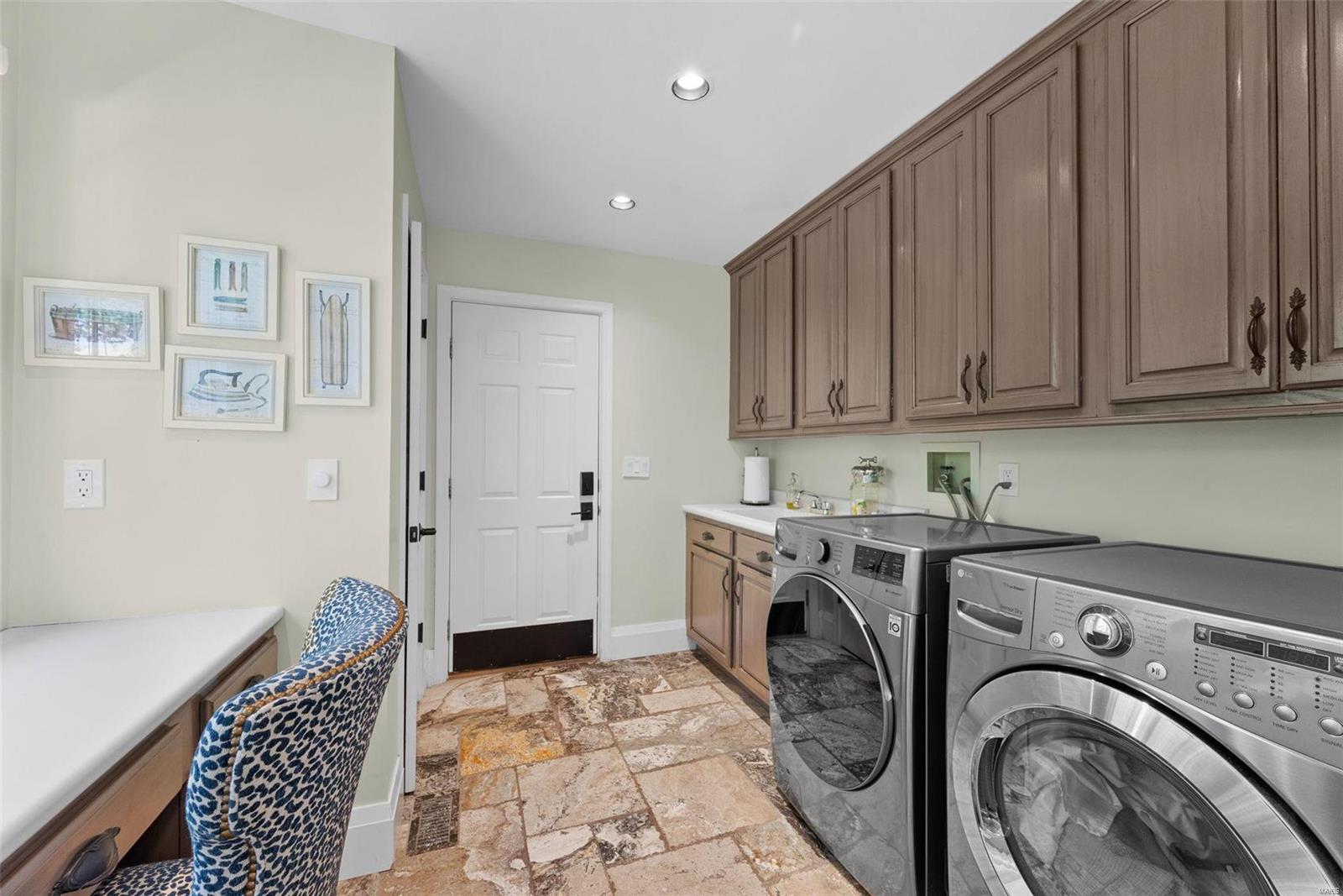 Kingspointe 2B - Residential