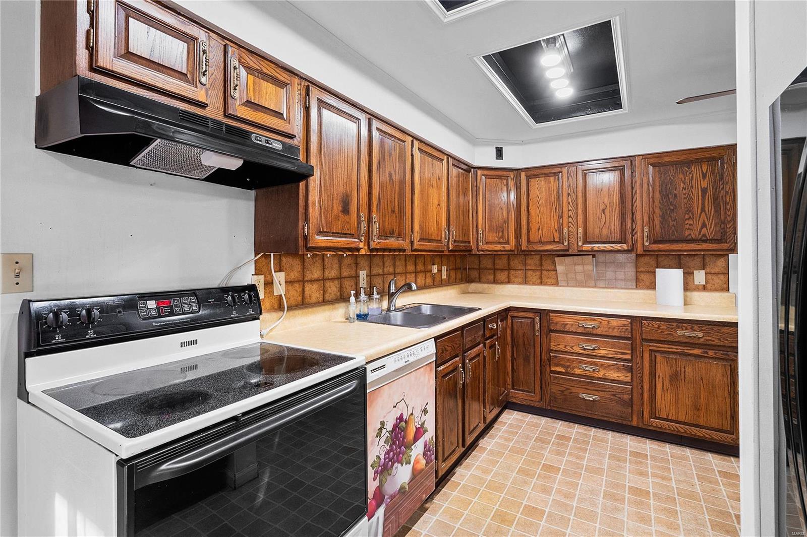 Florissant, Missouri 63033, United States, 3 Bedrooms Bedrooms, ,2 BathroomsBathrooms,Residential,Pending,16155