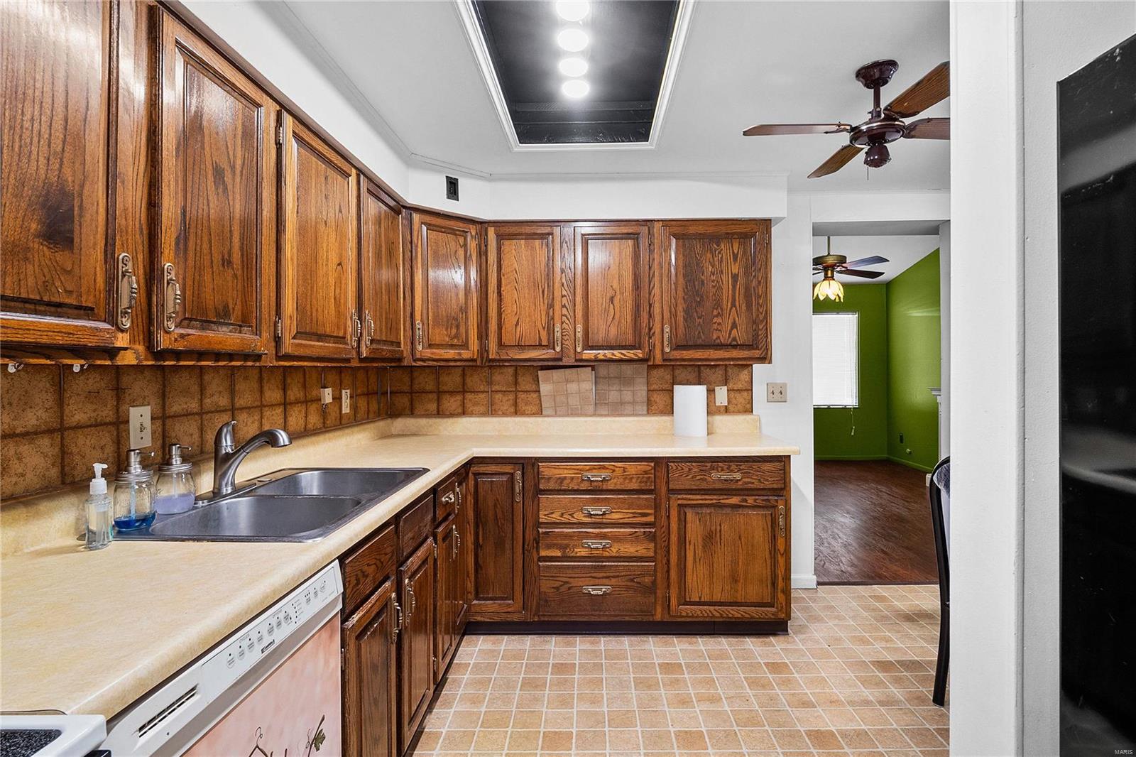 Florissant, Missouri 63033, United States, 3 Bedrooms Bedrooms, ,2 BathroomsBathrooms,Residential,Pending,16155