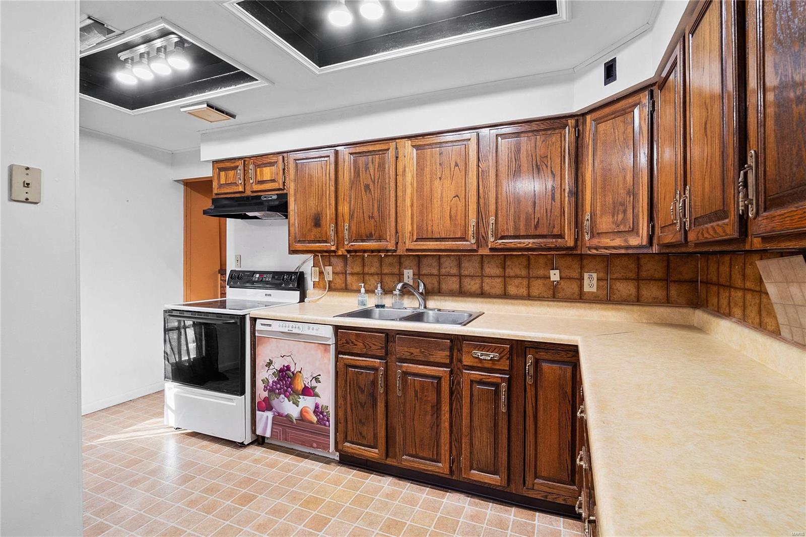 Florissant, Missouri 63033, United States, 3 Bedrooms Bedrooms, ,2 BathroomsBathrooms,Residential,Pending,16155