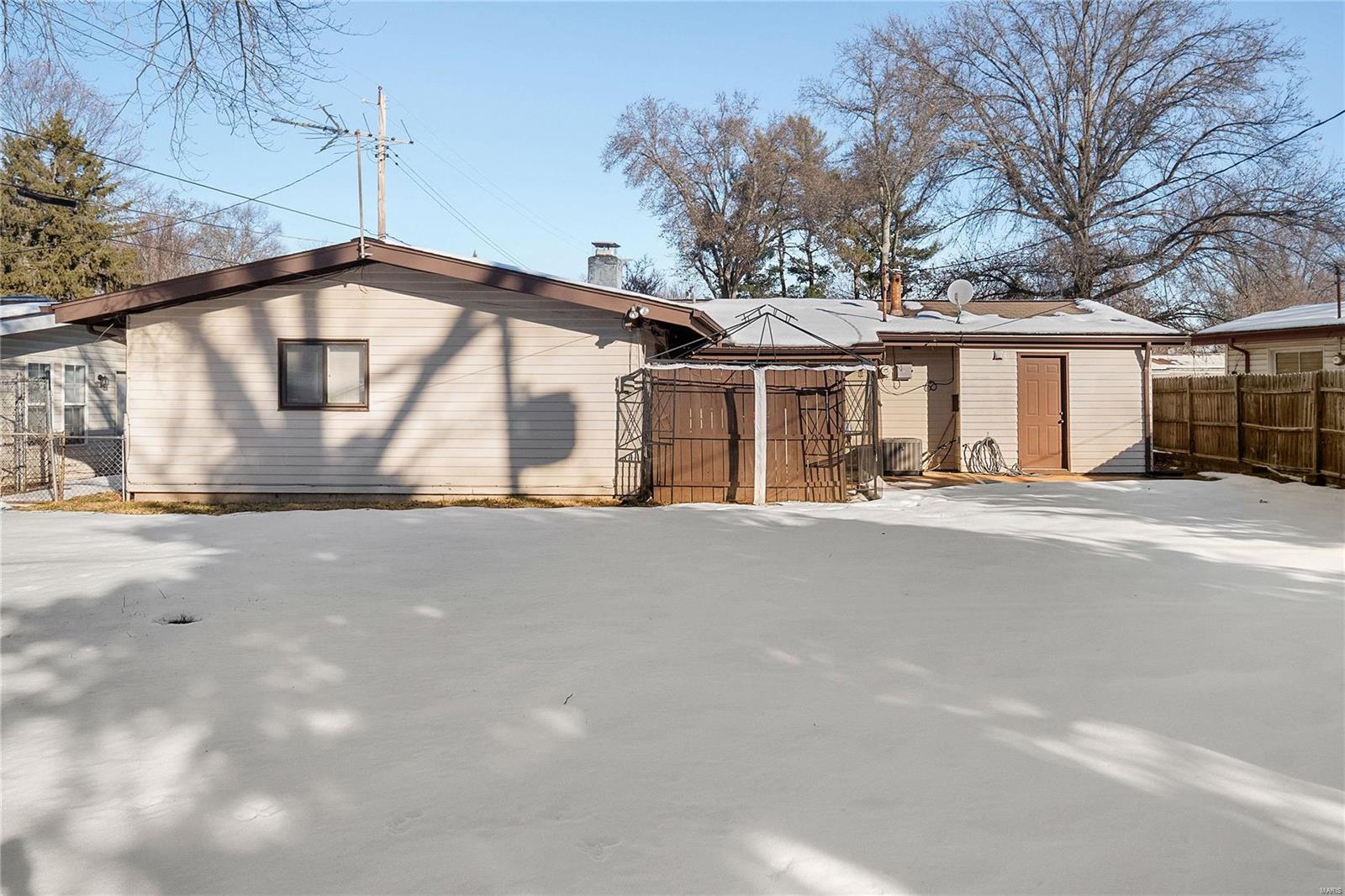 Florissant, Missouri 63033, United States, 3 Bedrooms Bedrooms, ,2 BathroomsBathrooms,Residential,Pending,16155