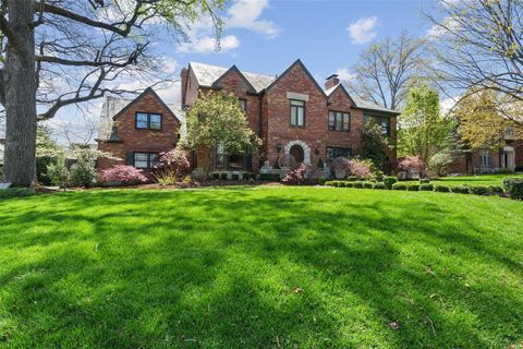 Photo of 77 Lake Forest Drive, St Louis, MO 63117 (MLS # 25016879)