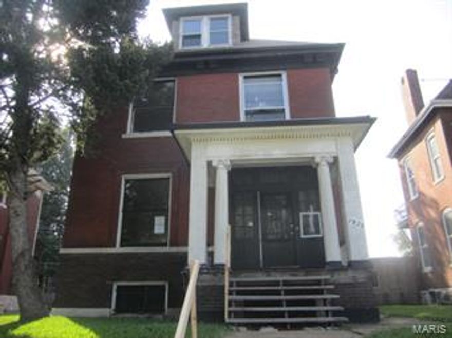 2.5 story brick home with 4 bedrooms. Home has high ceilings, wood spindle rail, wood floors, and large rooms. View large park across street from front porch. Home has large dining room, and living room. Close to major highways, and downtown shopping. SpecialListingConditions: Foreclosure