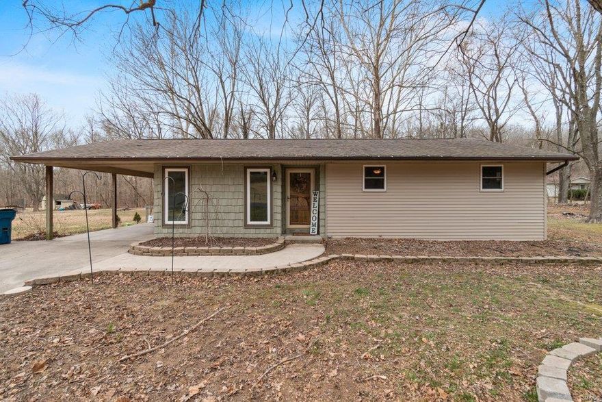 Adorable one level home in the Bella Vista subdivision. Large fenced in backyard, fairly private, at the back of the subdivision, 1.36 acres. Close to P&G. Call us now to set up your showing!