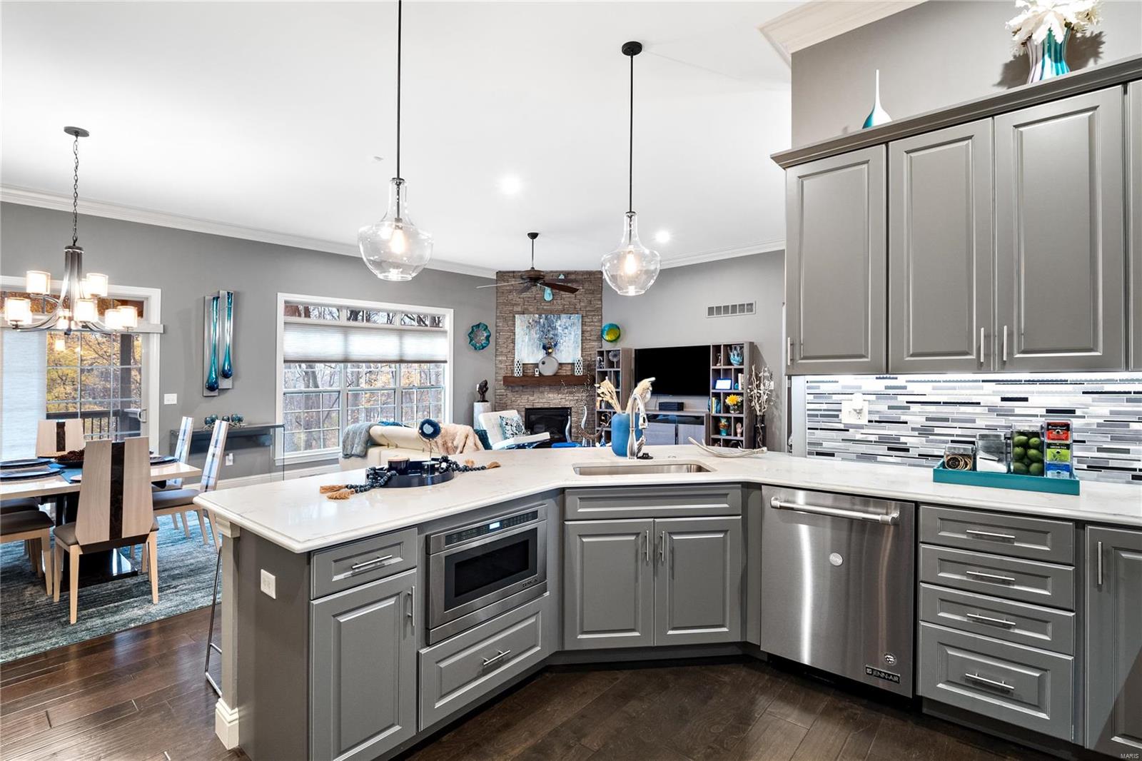 Maryville, Illinois 62062, United States, 4 Bedrooms Bedrooms, ,4 BathroomsBathrooms,Residential,Pending,30976