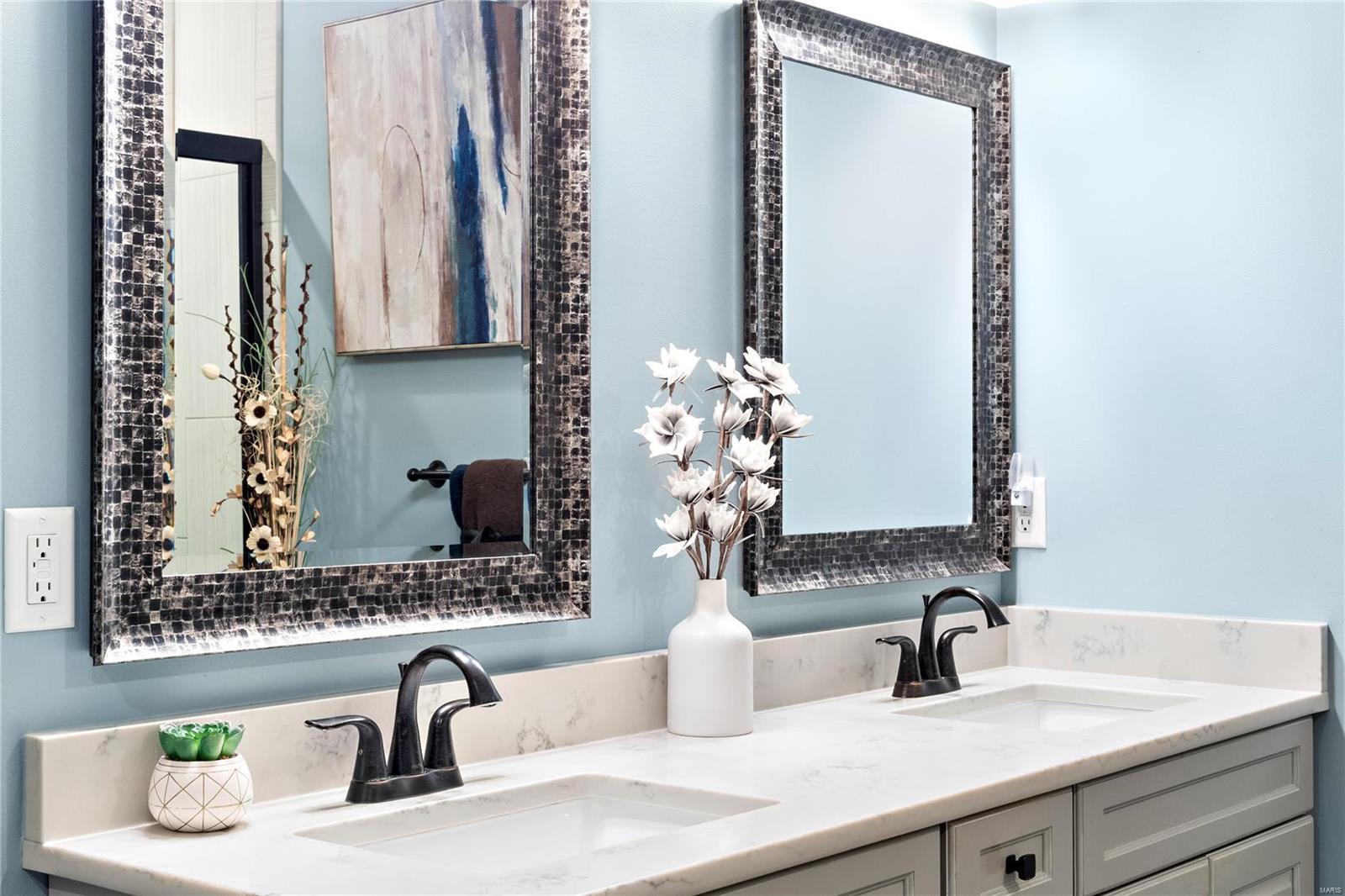 Maryville, Illinois 62062, United States, 4 Bedrooms Bedrooms, ,4 BathroomsBathrooms,Residential,Pending,30976