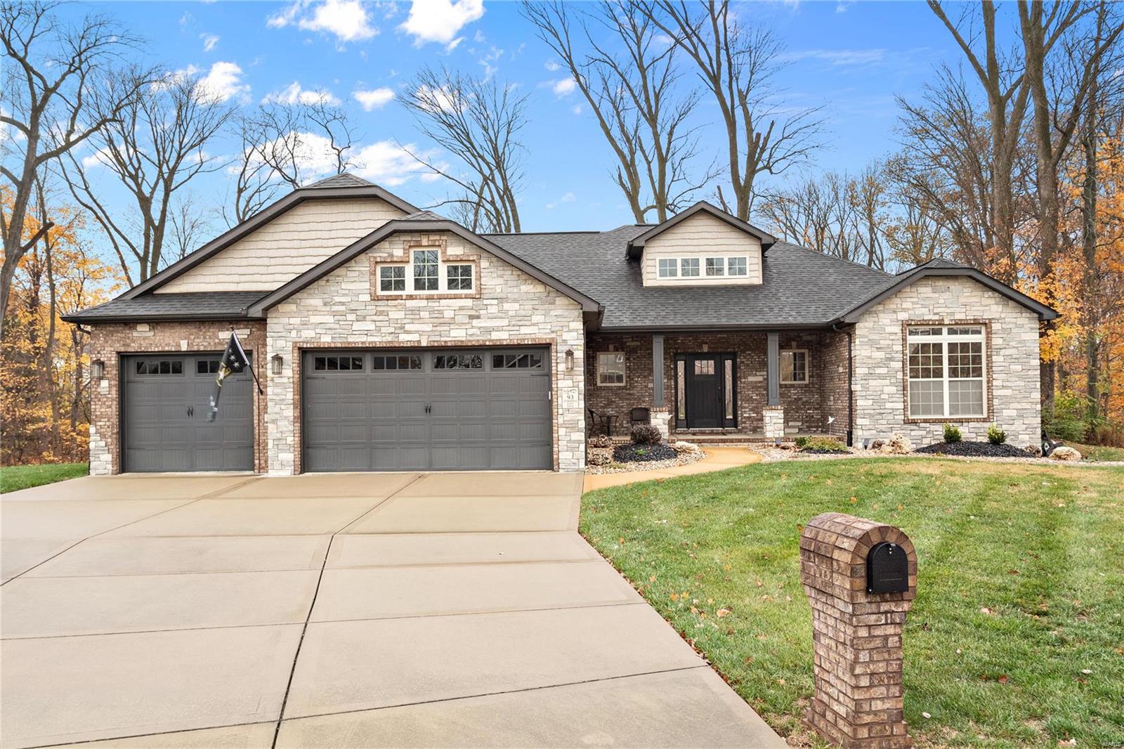 Maryville, Illinois 62062, United States, 4 Bedrooms Bedrooms, ,4 BathroomsBathrooms,Residential,Pending,30976