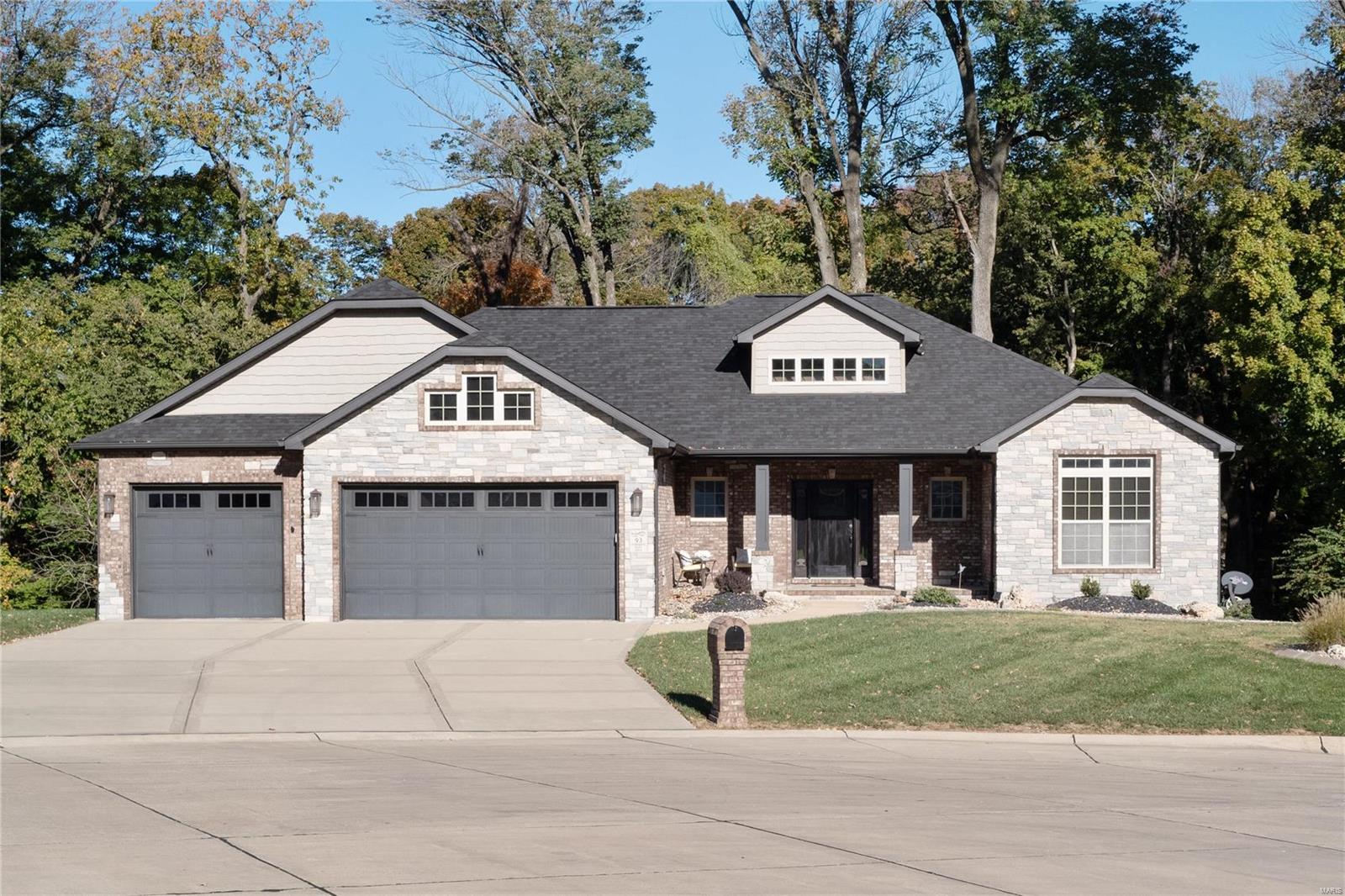 Maryville, Illinois 62062, United States, 4 Bedrooms Bedrooms, ,4 BathroomsBathrooms,Residential,Pending,30976