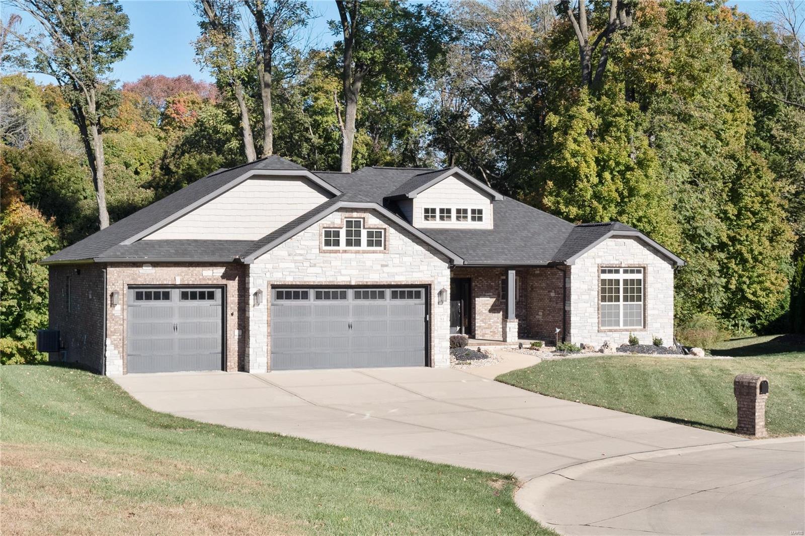 Maryville, Illinois 62062, United States, 4 Bedrooms Bedrooms, ,4 BathroomsBathrooms,Residential,Pending,30976