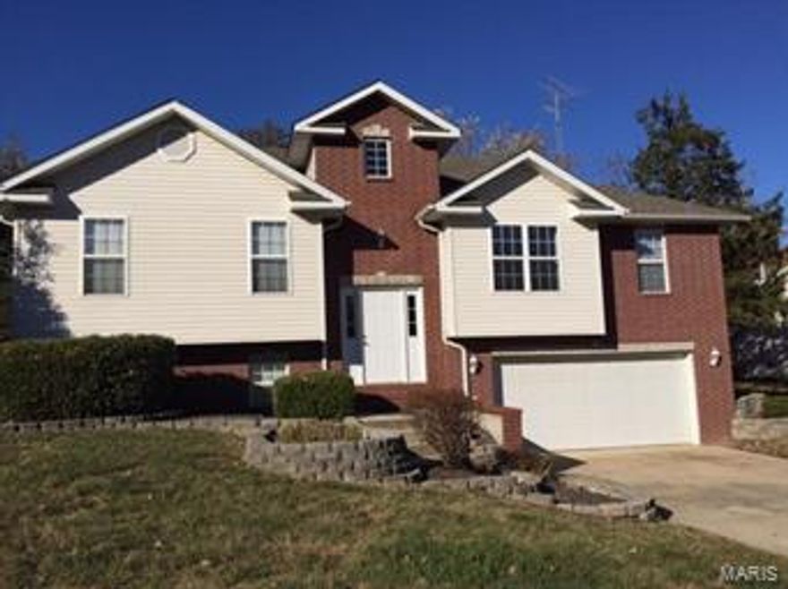 YOU WILL WANT TO VIEW THIS BEAUTIFUL & SPACIOUS 4 BEDROOM, 3 BATH HOME WITH LOVELY DECOR!  FEATURES A NICE OPEN FLOOR PLAN DESIGNED FOR EASY LIVING.  OFFERS A GREAT ROOM WITH FIREPLACE, A PRIVATE MASTER BEDROOM (17x11), LARGE MASTER BATH WHICH DISPLAYS 2 SINKS, SEPARATE SHOWER & JETTED TUB, PLUS AN OVERSIZED WALK IN CLOSET.  YOU WILL ENJOY THE NICE KITCHEN EQUIPPED WITH ALL APPLIANCES INCLUDING A NEW RANGE/OVEN, BREAKFAST BAR, DINING AREA, A PATIO DOOR LEADING THE DECK AND WONDERFUL BACK YARD. THERE IS A FORMAL DINING ROOM THAT COULD BE USED AS AN OFFICE IF NOT NEEDED FOR DINING.  A LARGE FAMILY/REC ROOM IS LOCATED ON THE LOWER LEVEL, ALONG WITH A 4TH BEDROOM, AND FULL BATH.  THIS HOME HAS GREAT CURB SIDE APPEAL AND BOASTS GORGEOUS PROFESSIONAL LANDSCAPING AND STONE WORK ALL AROUND THE HOME.  THIS PROPERTY HAS A PRIVATE BACKYARD AND IS  LOCATED ON A CUL-DE-SAC STREET. YOU WILL LOVE THIS SPECIAL HOME THAT HAS SO MUCH TO OFFER!