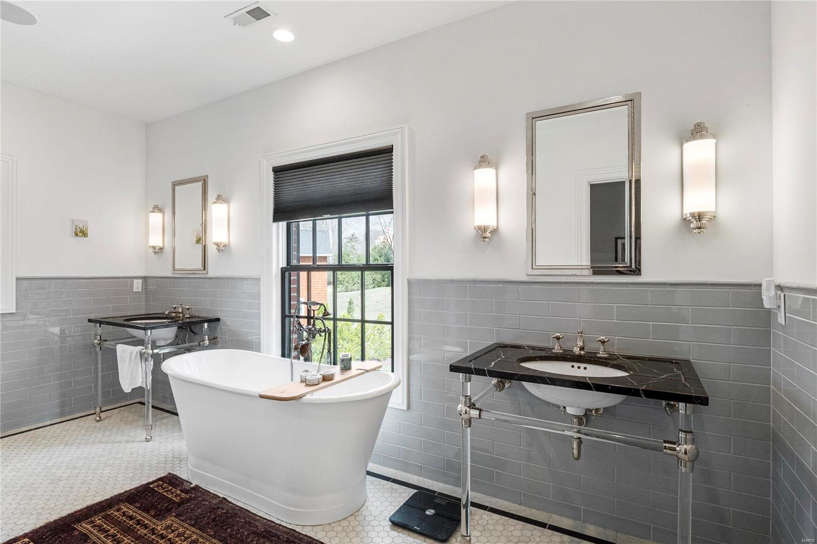 St Louis, Missouri 63124, United States, 5 Bedrooms Bedrooms, ,6 BathroomsBathrooms,Residential,Pending,104215