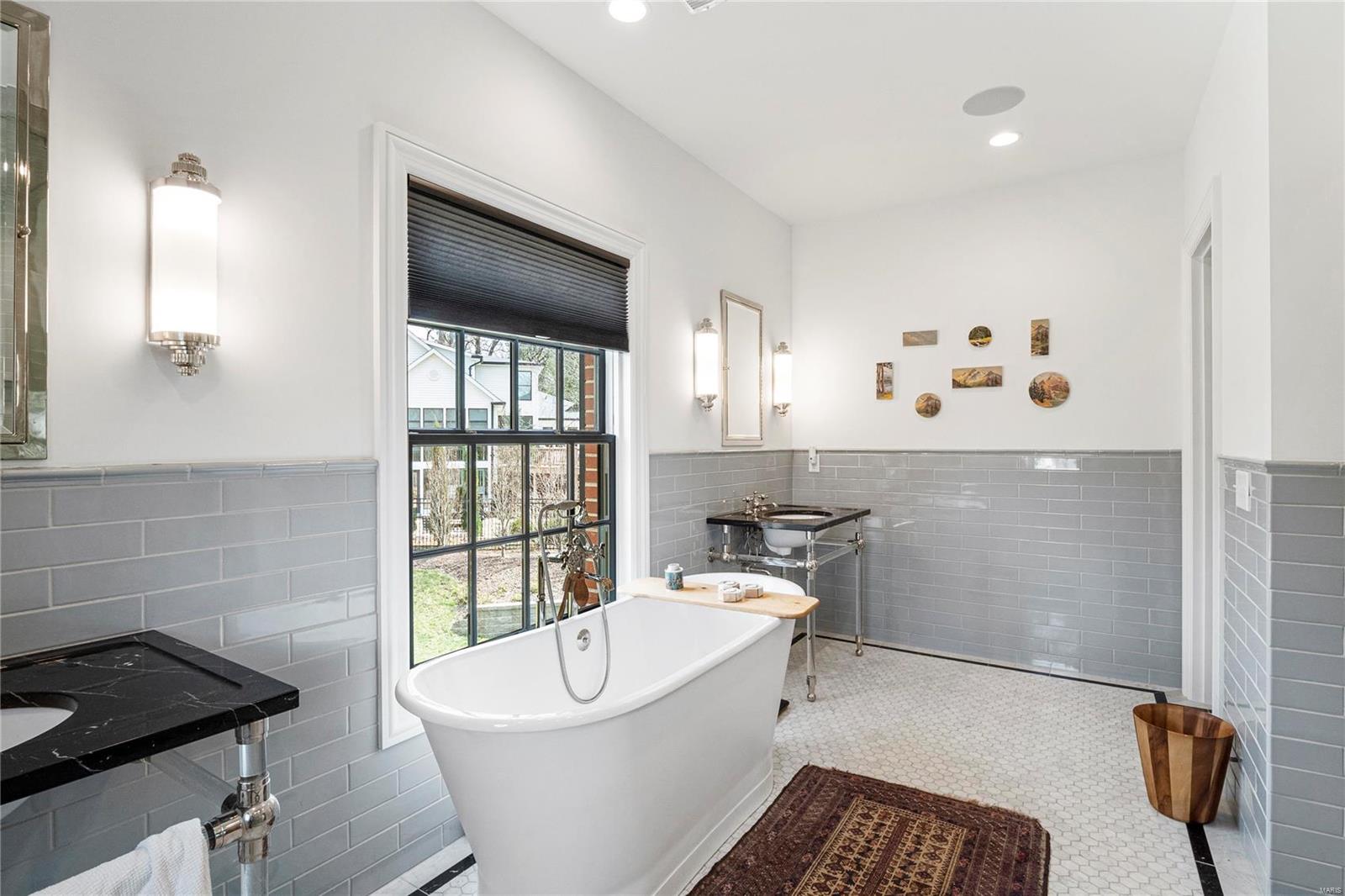 St Louis, Missouri 63124, United States, 5 Bedrooms Bedrooms, ,6 BathroomsBathrooms,Residential,Pending,104215