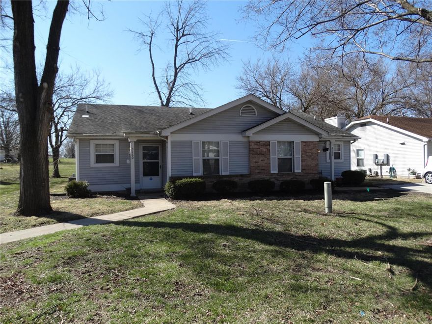 26 total units
96% occupied
Consists of 13 duplex buildings with 900 SF 2 bedroom/2 bathroom units
Several units have been updated
Historically strong occupancy
GRM: 7.31; CAP Rate: 7.81%
Convenient Florissant location close to shopping and restaurants.