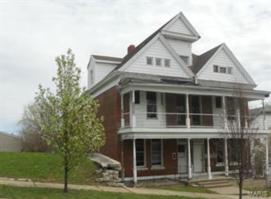 MOTIVATED SELLER - MAKE OFFER! 2 1/2 story brick with approx 4500 sq feet located in the Central Park Historic District.  At one time this home was a 6 plex, but some walls have been opened up, doorways moved, etc... The interior needs a lot of work, but there are some nice features and it appears to be solid! The roof is 5 years old, some new plumbing and electric, good off street parking in the back, river view on the 3rd floor. The vacant lot is part of this property, which is unusual for downtown real estate. Take a look for yourself and see if you can dream up some great potential here. Tax credits may be available. Call for a appointment!