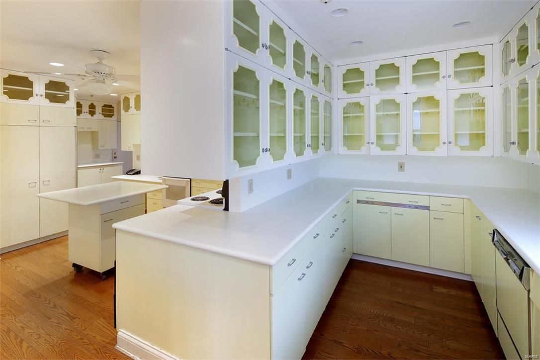 Eight-One-Six South Hanley Condominuim - Residential