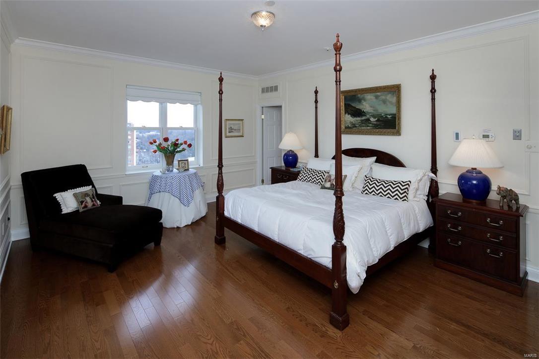 Eight-One-Six South Hanley Condominuim - Residential