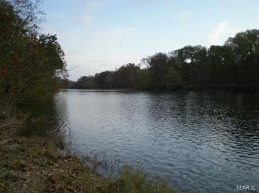 Beautiful 600 m/l acre Gasconade River farm with 1 mile m/l of river frontage.  There is a mixture of pasture, woods, bottom fields, bluffs, caves, barns and an old farm house built in 1900 m/l.  This breathtaking property is located in a very private setting and has lots of wildlife and is an active cattle farm.